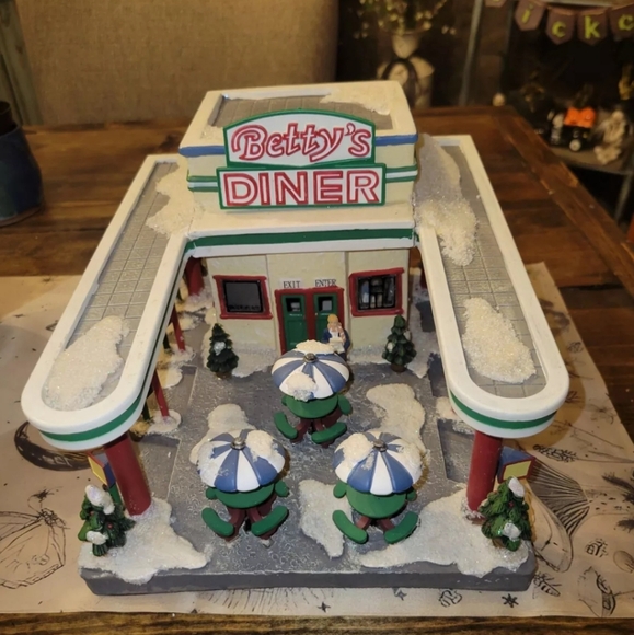 The Village Collection St Nicholas Square Betty's Diner 2008 Working w/ Box - Picture 3 of 5